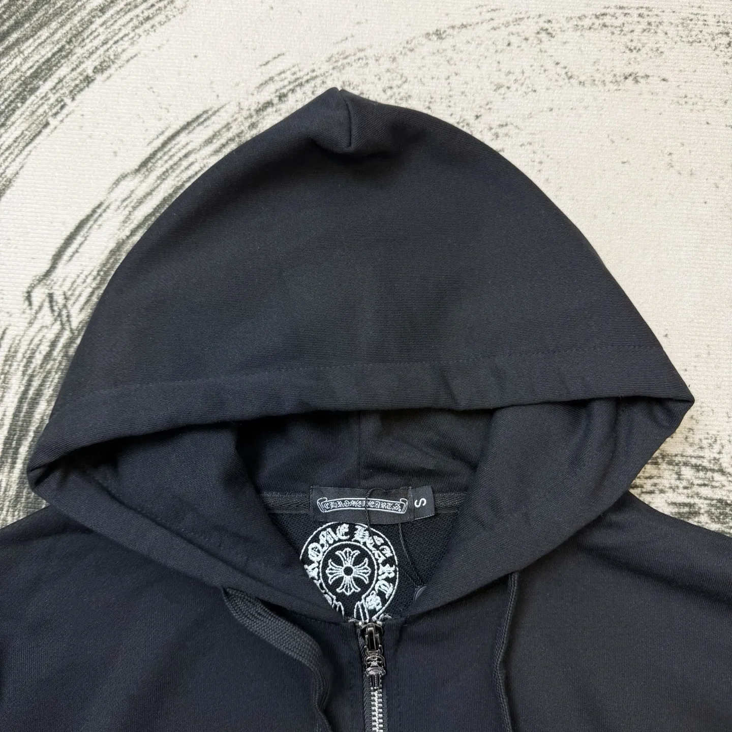 P280 ChromeHearts Miami Limited Comic Girl Hooded Sweatshirt, the same style as ChromeHearts counters. Made of 430g double-ply double-yarn pure cotton terry fabric. Original customization. Details are restored in place. Very textured on the handle. Three-dimensional and atmospheric. Versatile and easy to wear in autumn. Simple and elegant. The upper body effect is very good with os version. Suitable for all body types. Soft and comfortable. CH letter offset printing on the front panel ➕Girl joint horseshoe Sanskrit offset printing on the back panel. Small mark on the hem. Machine washable. No fading, no deformation, complete accessories, original mold opening, perfect restoration of zp 2:1, same style for men and women, versatile and easy to match, size s m l xl color black